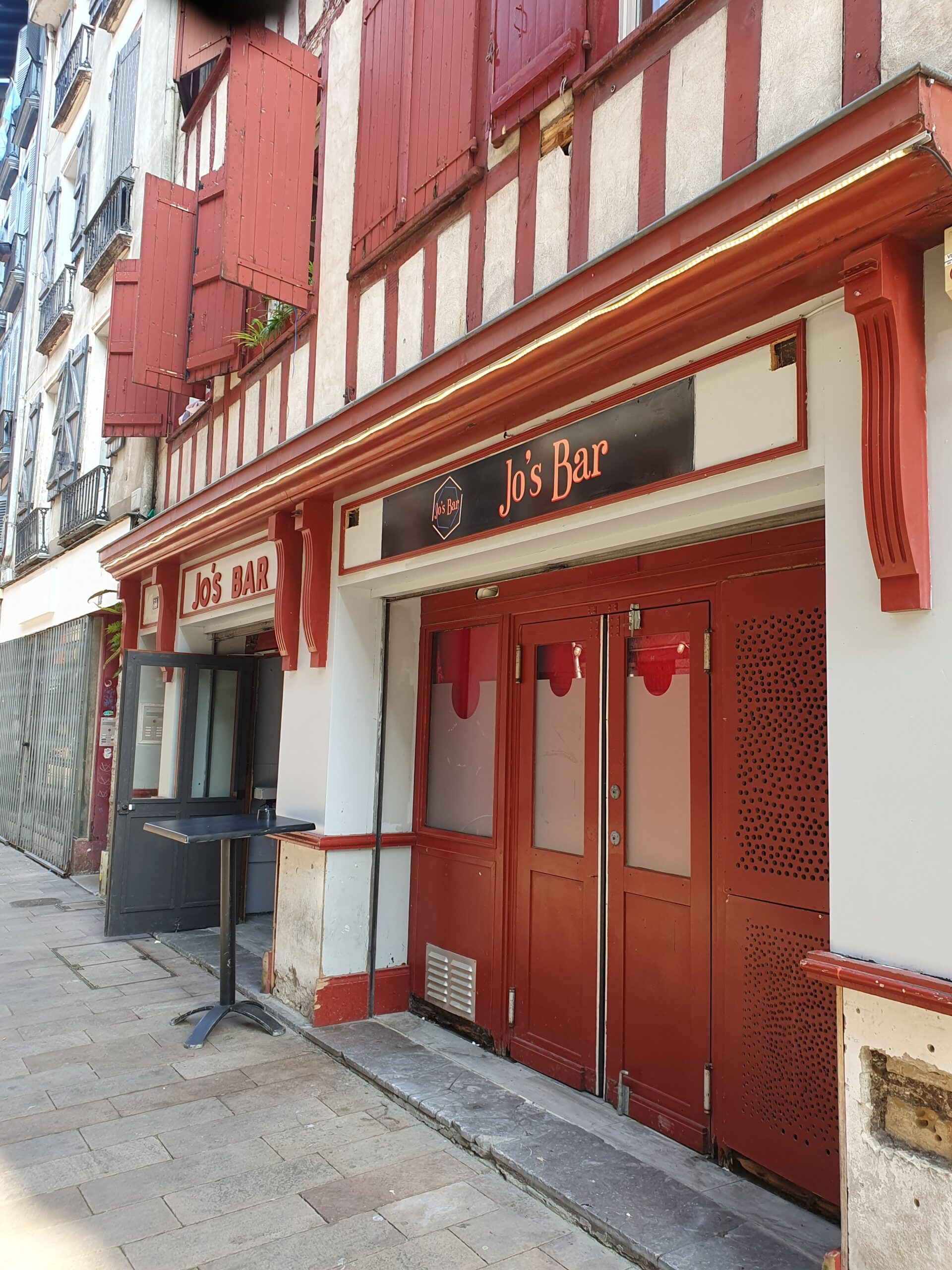 Jo's Bar