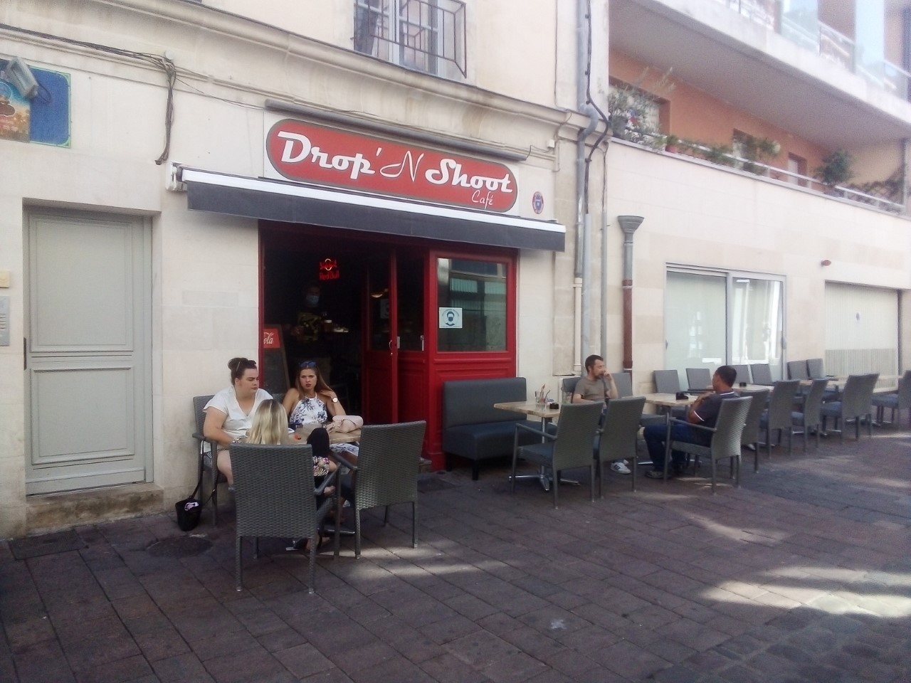 Drop'N Shoot Café
