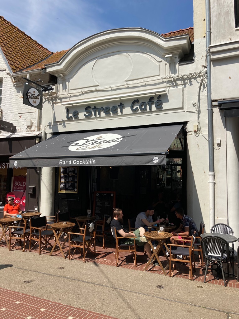 Le Street Café