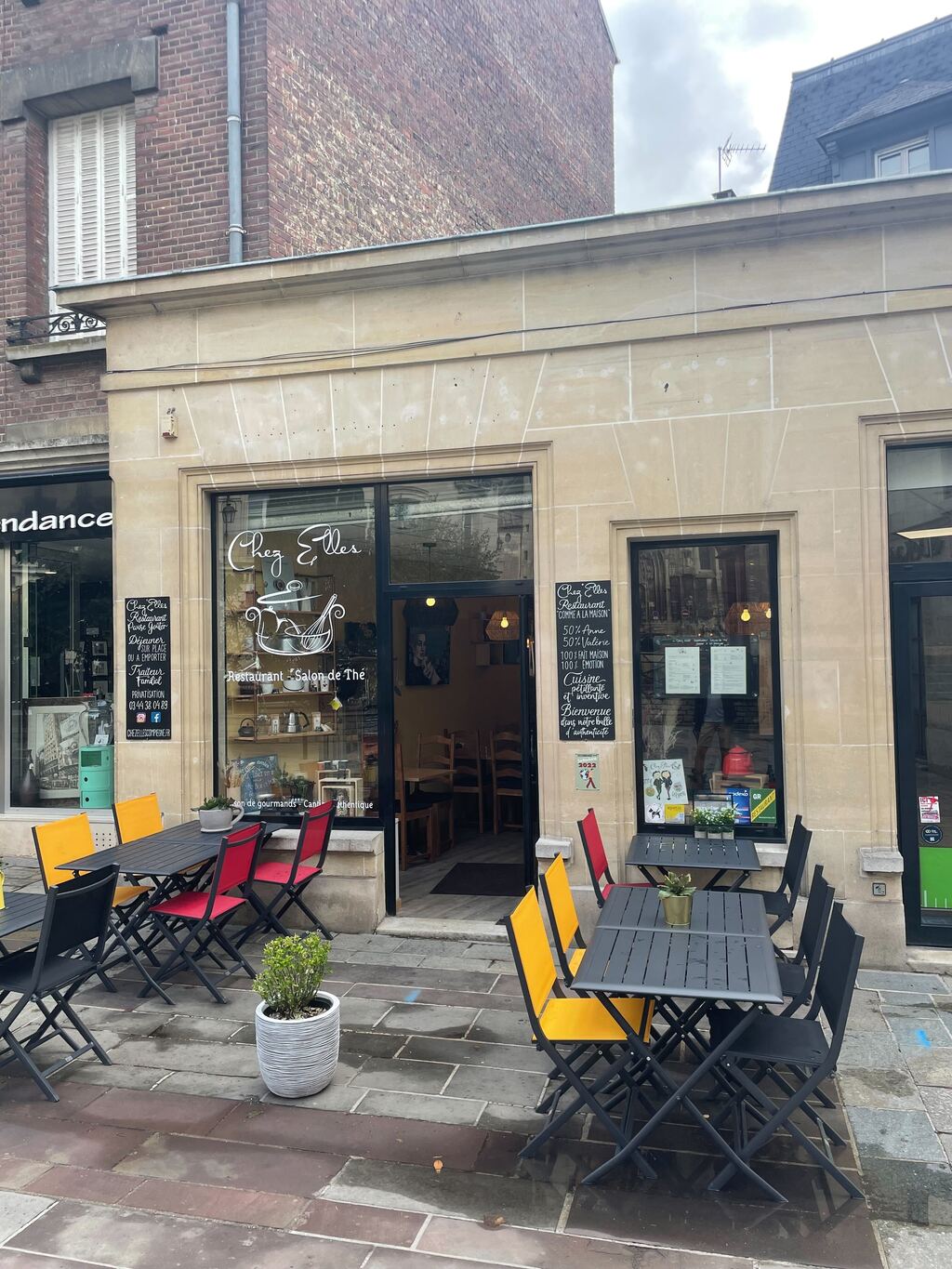 Chez Elles