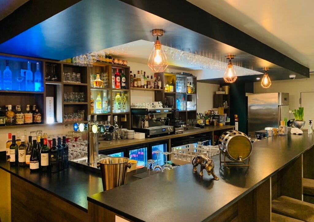 Le Long Bar