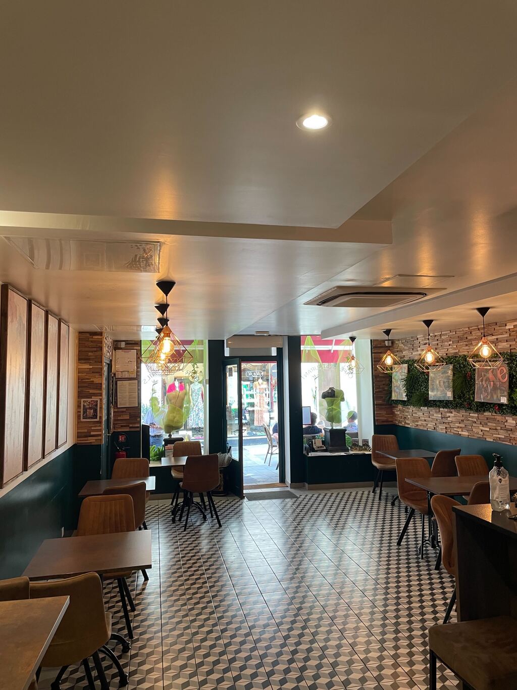 Le Long Bar