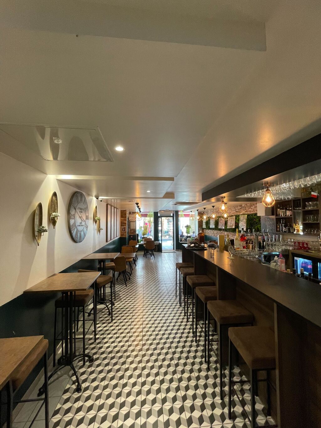 Le Long Bar