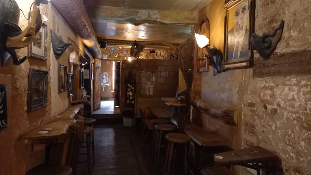 Vivian's Pub