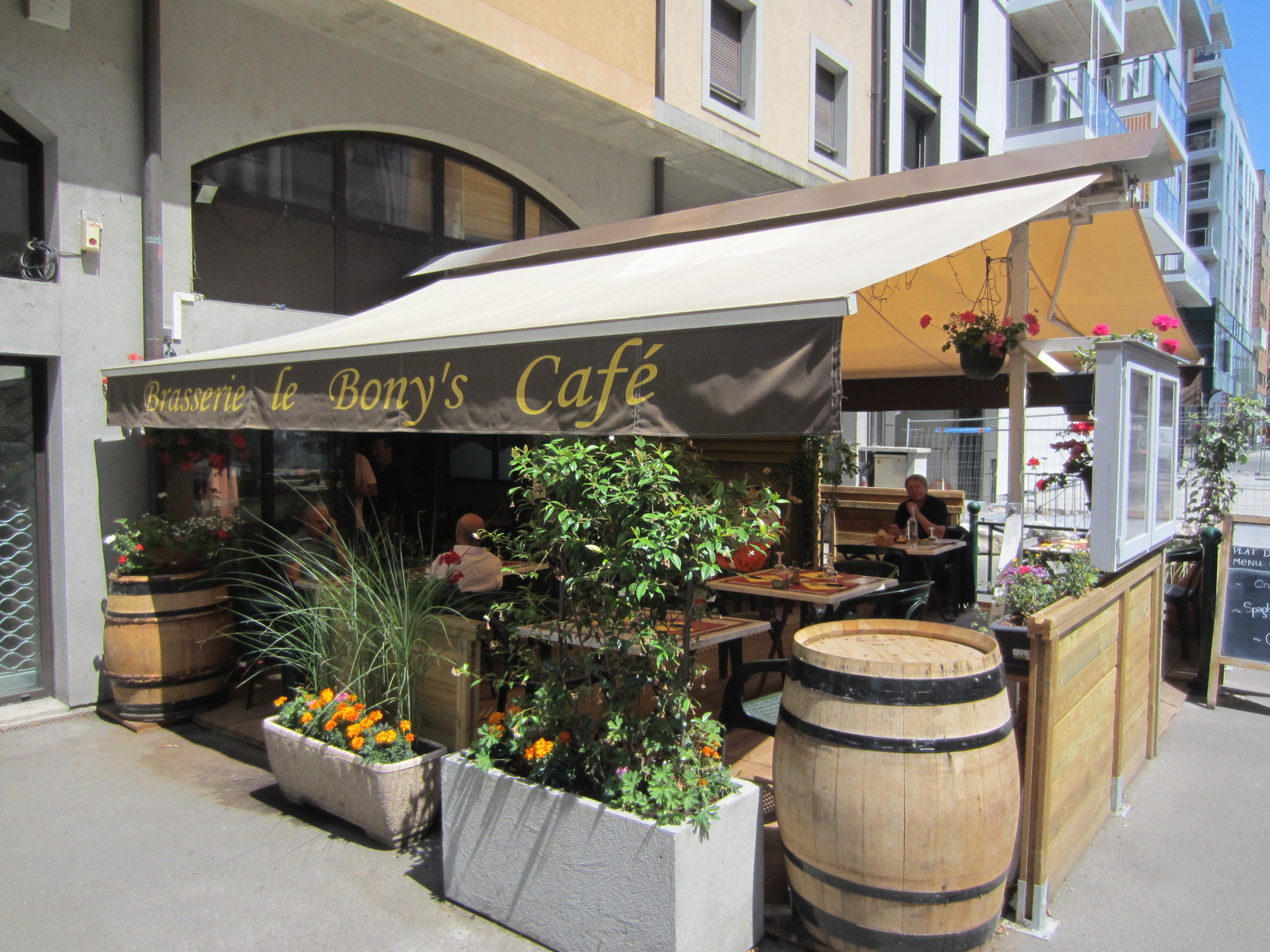 Le Bony's Café