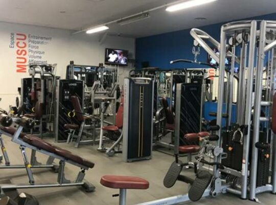 Garage gym d'Étienne pour entraînements complets de musculation à la maison