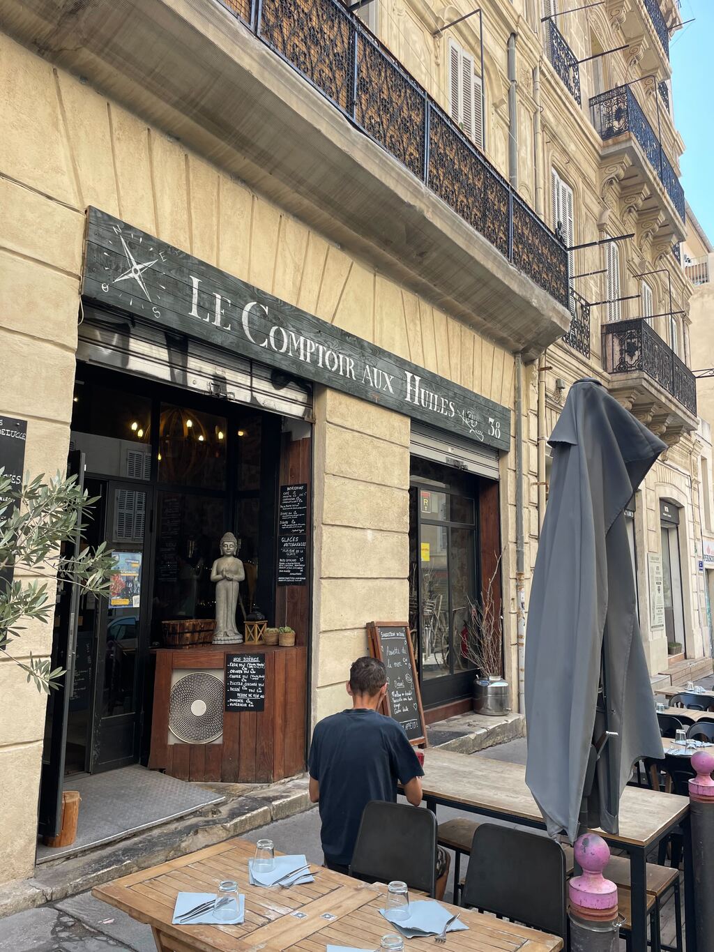Le comptoir aux huiles by Delucce